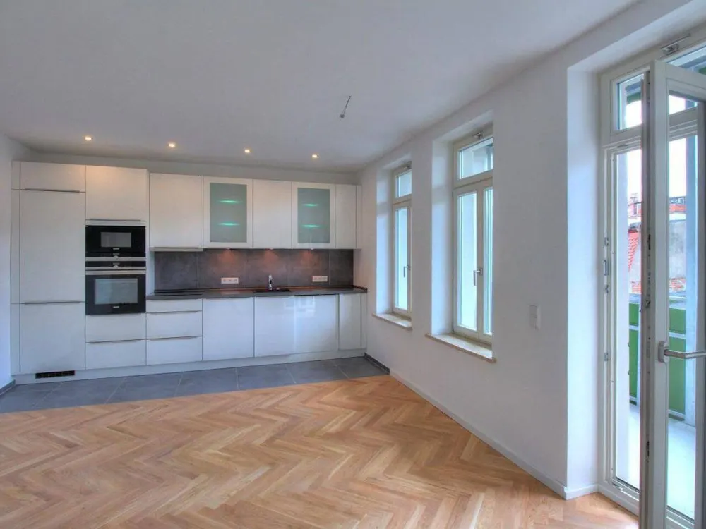 Neu sanierte 3-Zimmer-Wohnung mit Luxus-Einbauküche und großem Balkon