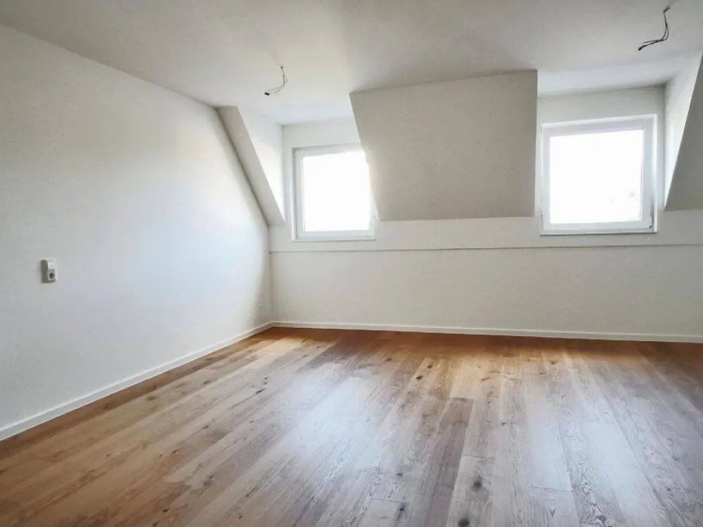 SOFORT EINZIEHEN! Traumhafte 2-Zimmer-DG-Wohnung im Erstbezug + moderner Neubau + Lift + FuBo-Heizung + Parkett + Bäckerei im Haus