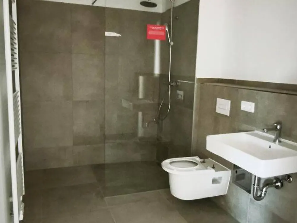 SOFORT EINZIEHEN! Traumhafte 2-Zimmer-DG-Wohnung im Erstbezug + moderner Neubau + Lift + FuBo-Heizung + Parkett + Bäckerei im Haus