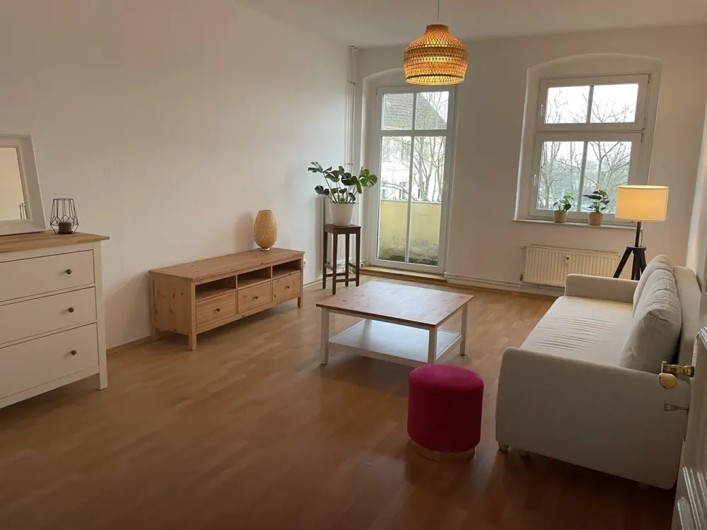 Möblierte 2-Zimmer-Wohnung mit Balkon und EBK in Berlin Lichtenberg (1,7k EUR warm)