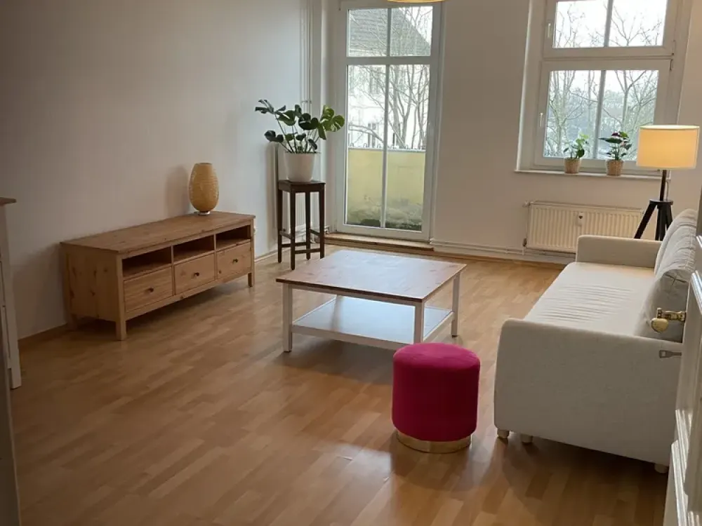 Möblierte 2-Zimmer-Wohnung mit Balkon und EBK in Berlin Lichtenberg (1,7k EUR warm)