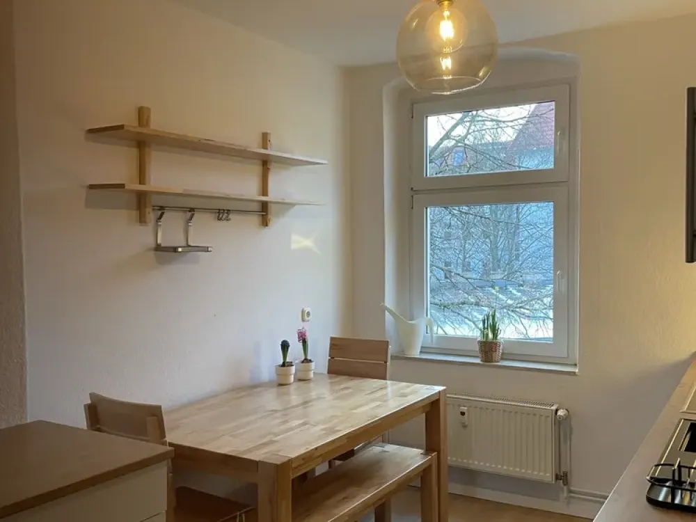 Möblierte 2-Zimmer-Wohnung mit Balkon und EBK in Berlin Lichtenberg (1,7k EUR warm)