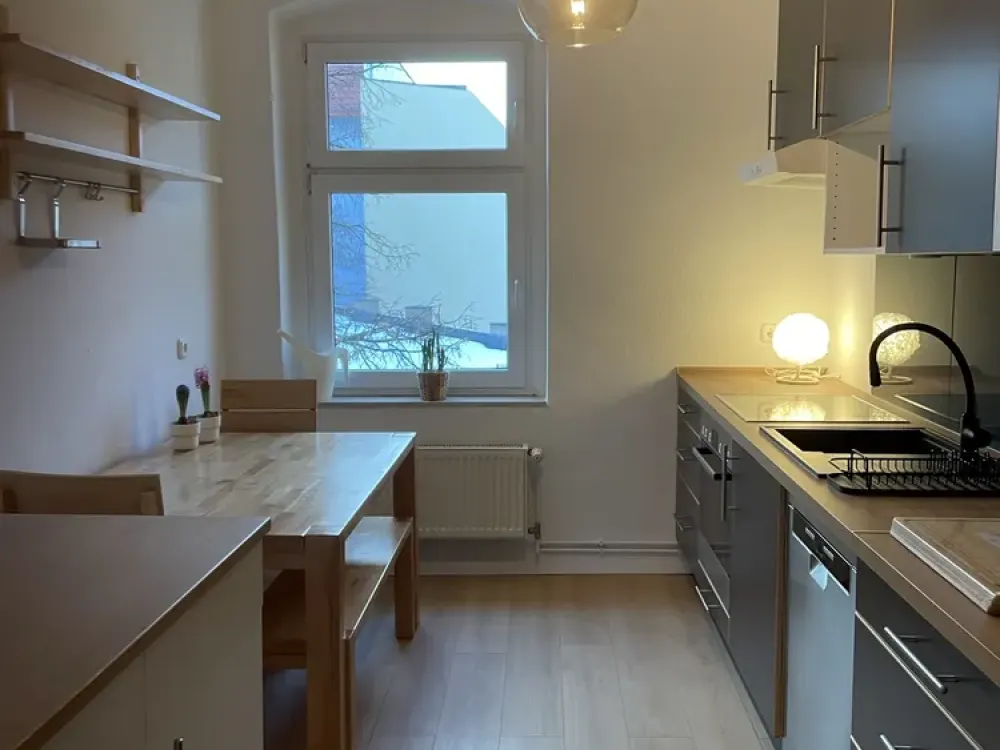 Möblierte 2-Zimmer-Wohnung mit Balkon und EBK in Berlin Lichtenberg (1,7k EUR warm)