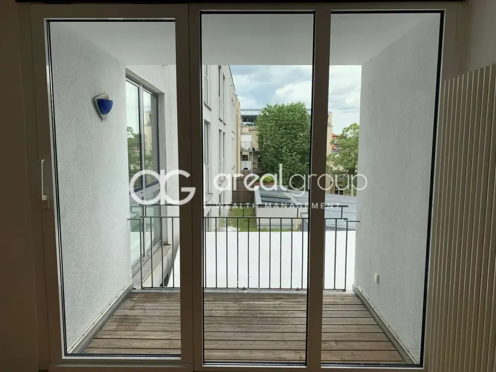 4 Rooms, 2 Bathrooms, 2 Loggias, Prime Location