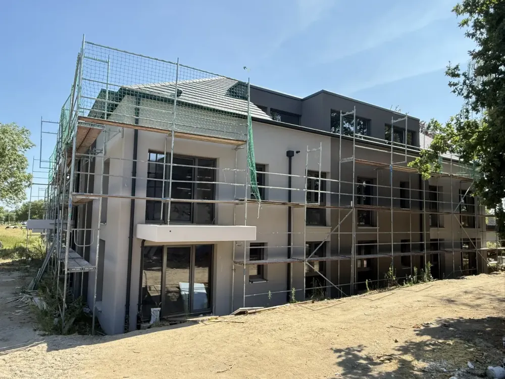 Neubau-Wohnung mit großen Wohn-/Esszimmer, hochw. Bad, Aufzug und Stellplatz