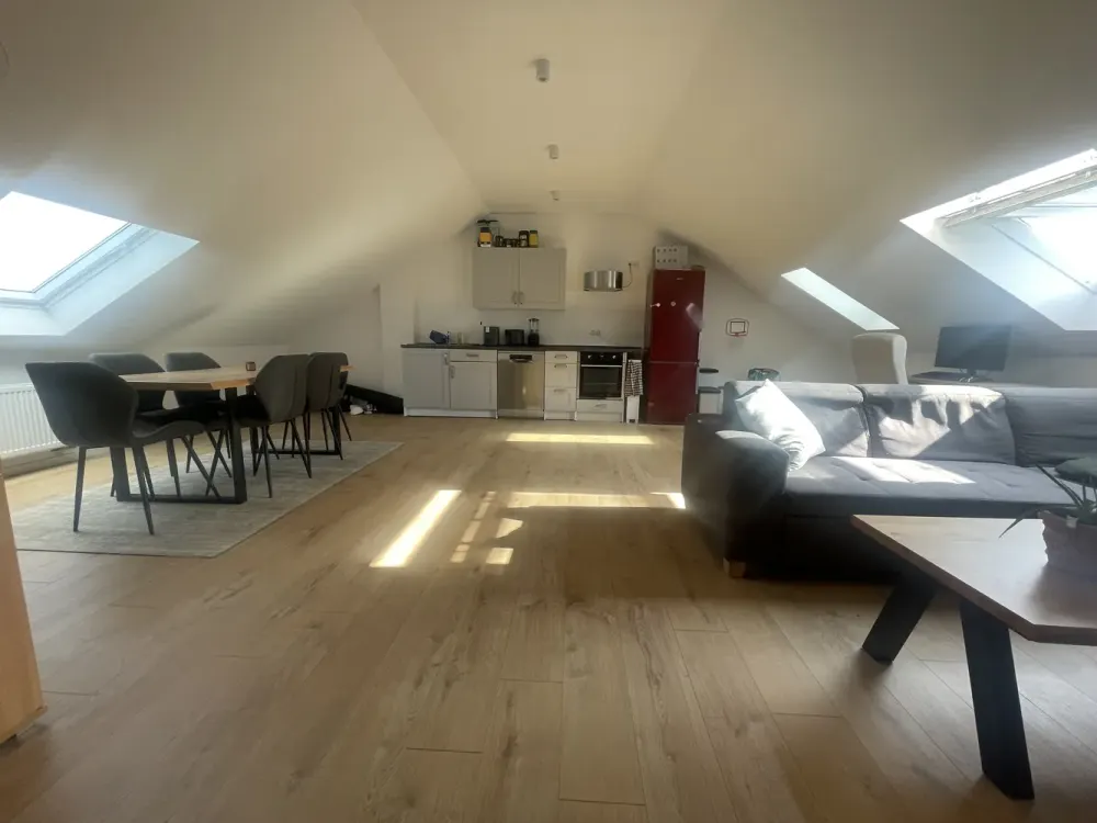 Zwei Zimmer in Brühl: Helle Dachgeschosswohnung mit Einbauküche