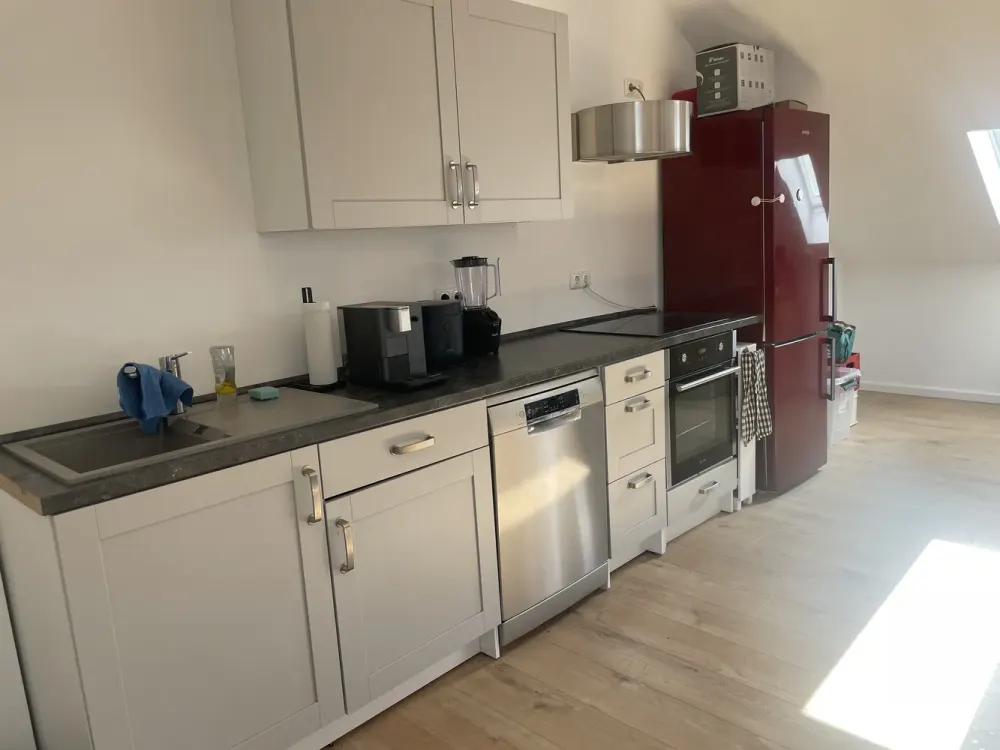 Zwei Zimmer in Brühl: Helle Dachgeschosswohnung mit Einbauküche