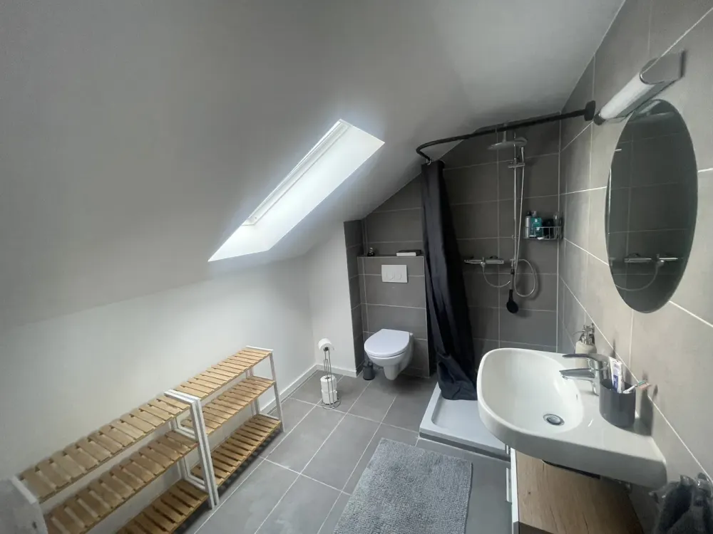 Zwei Zimmer in Brühl: Helle Dachgeschosswohnung mit Einbauküche