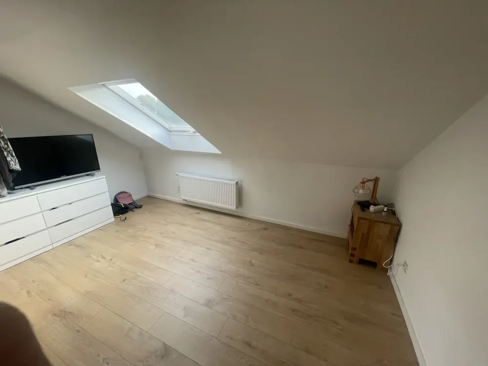 Zwei Zimmer in Brühl: Helle Dachgeschosswohnung mit Einbauküche