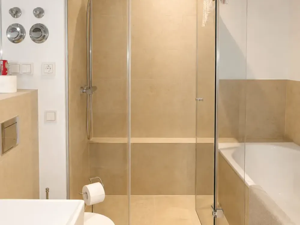 Möblierte 2-Zimmer-Wohnung mit Balkon, Pool, Fitnessbereich & Concierge in Kreuzberg