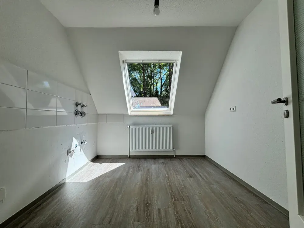 FRISCH renovierte 3-Zimmer Dachgeschosswohnung in wunscherschöner Siedlung