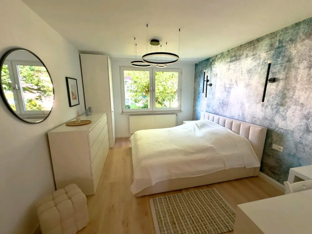 kernsanierte, voll möblierte 2 Zimmer-Wohnung mit Balkon