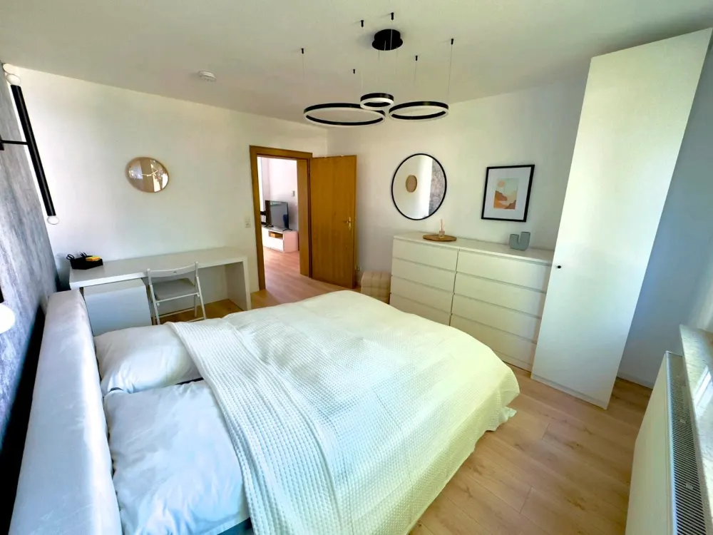 kernsanierte, voll möblierte 2 Zimmer-Wohnung mit Balkon