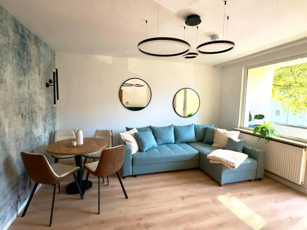 kernsanierte, voll möblierte 2 Zimmer-Wohnung mit Balkon