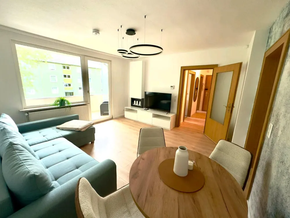 kernsanierte, voll möblierte 2 Zimmer-Wohnung mit Balkon