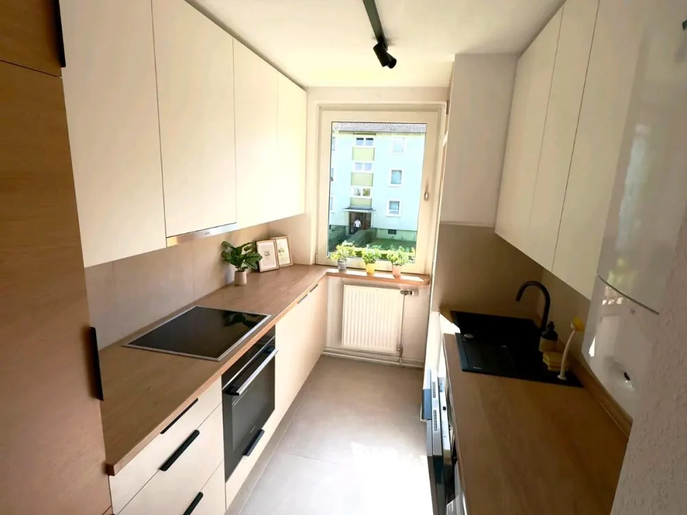 kernsanierte, voll möblierte 2 Zimmer-Wohnung mit Balkon