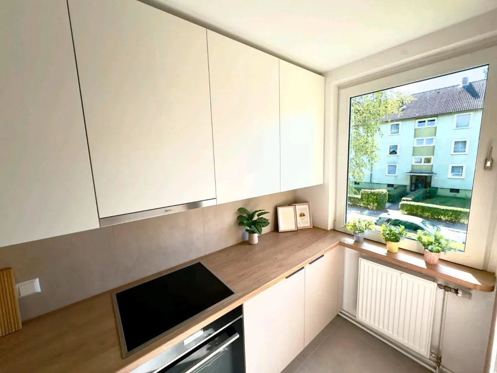 kernsanierte, voll möblierte 2 Zimmer-Wohnung mit Balkon