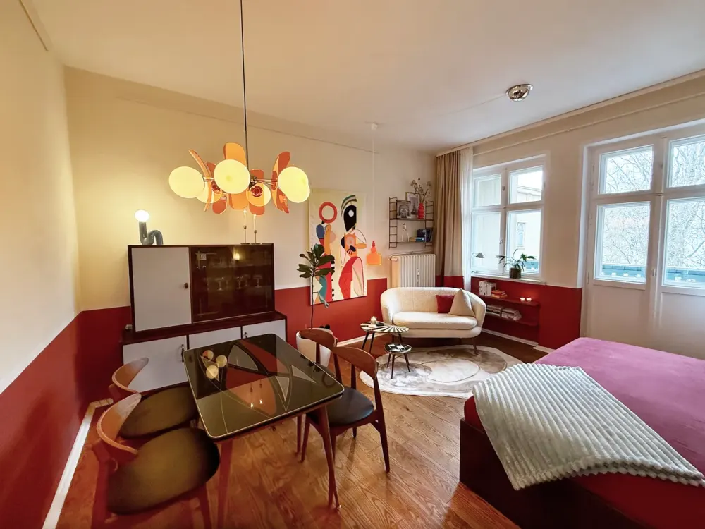 Designorientiertes Wohnen: Vollmöblierte Wohnung mit ruhiger Loggia