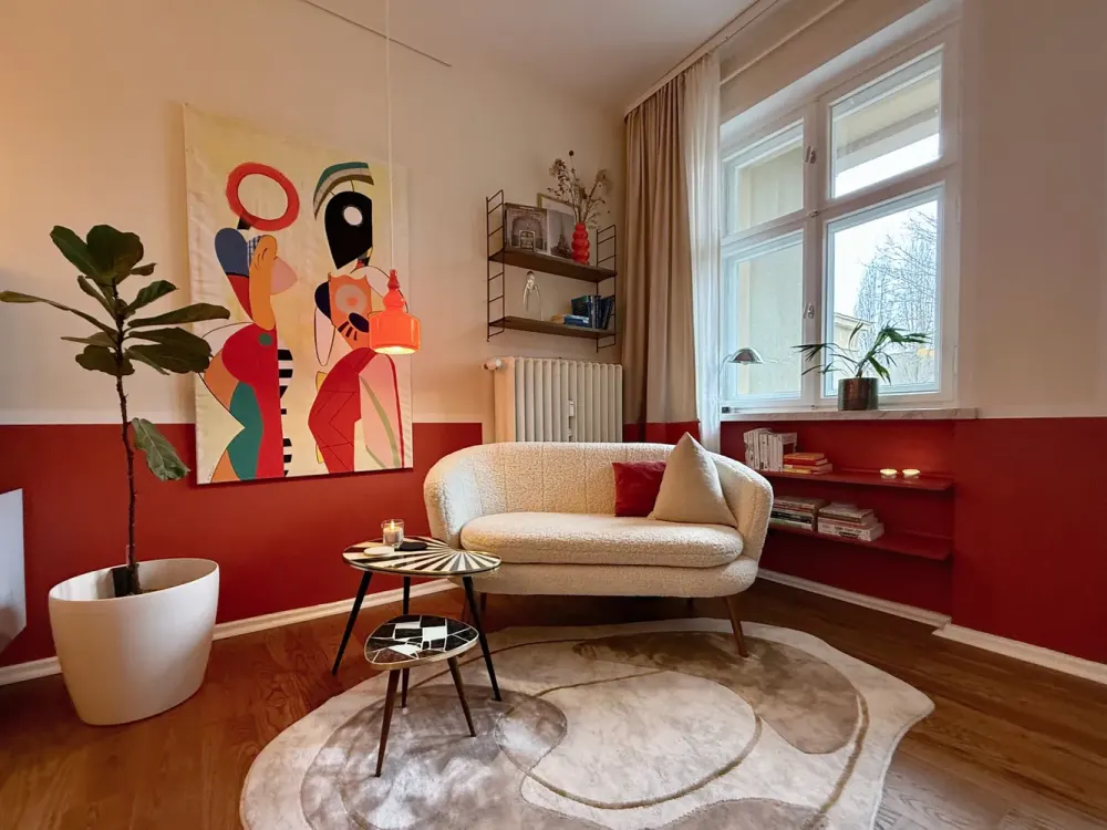 Designorientiertes Wohnen: Vollmöblierte Wohnung mit ruhiger Loggia