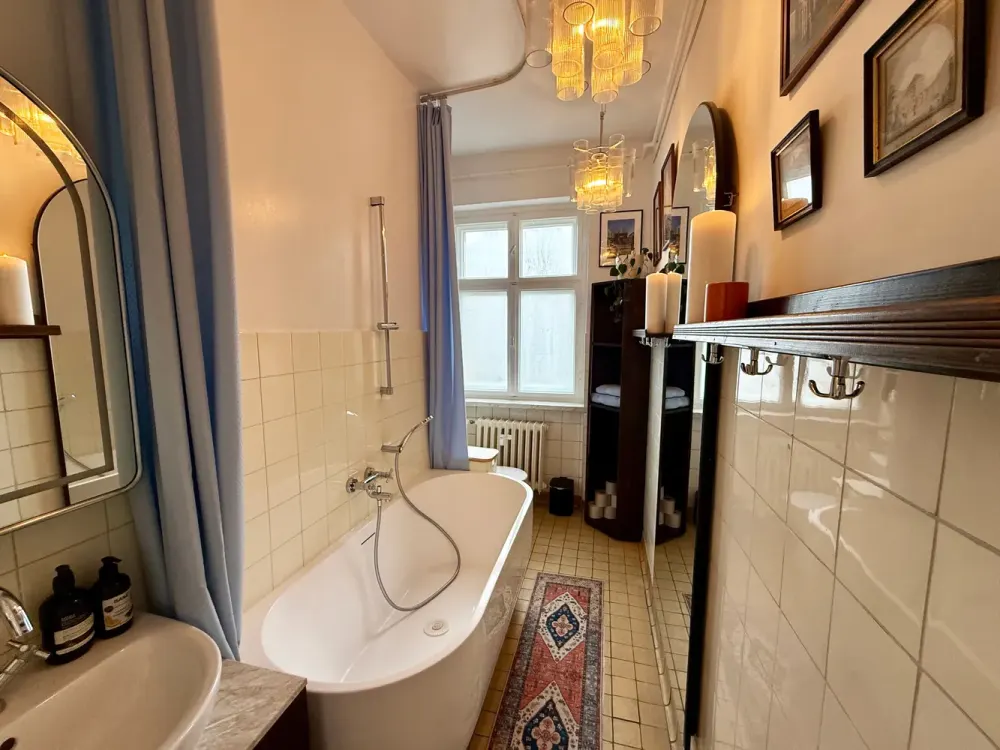 Designorientiertes Wohnen: Vollmöblierte Wohnung mit ruhiger Loggia