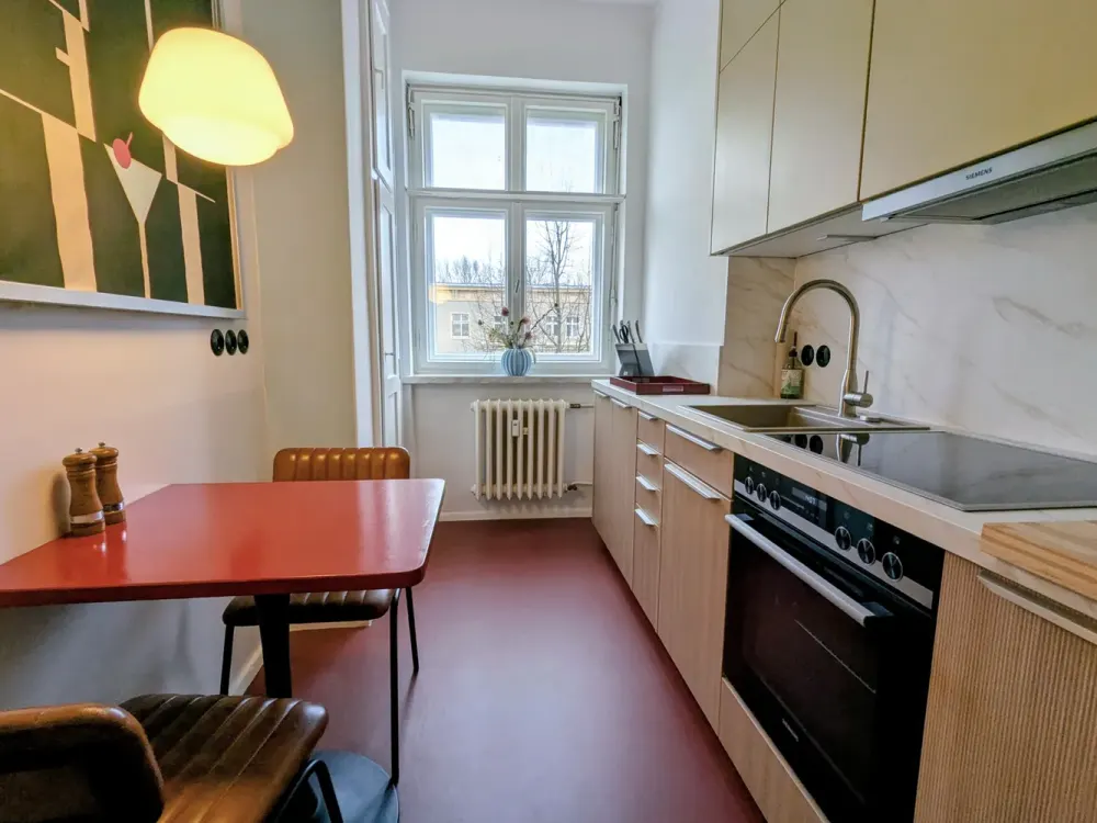 Designorientiertes Wohnen: Vollmöblierte Wohnung mit ruhiger Loggia