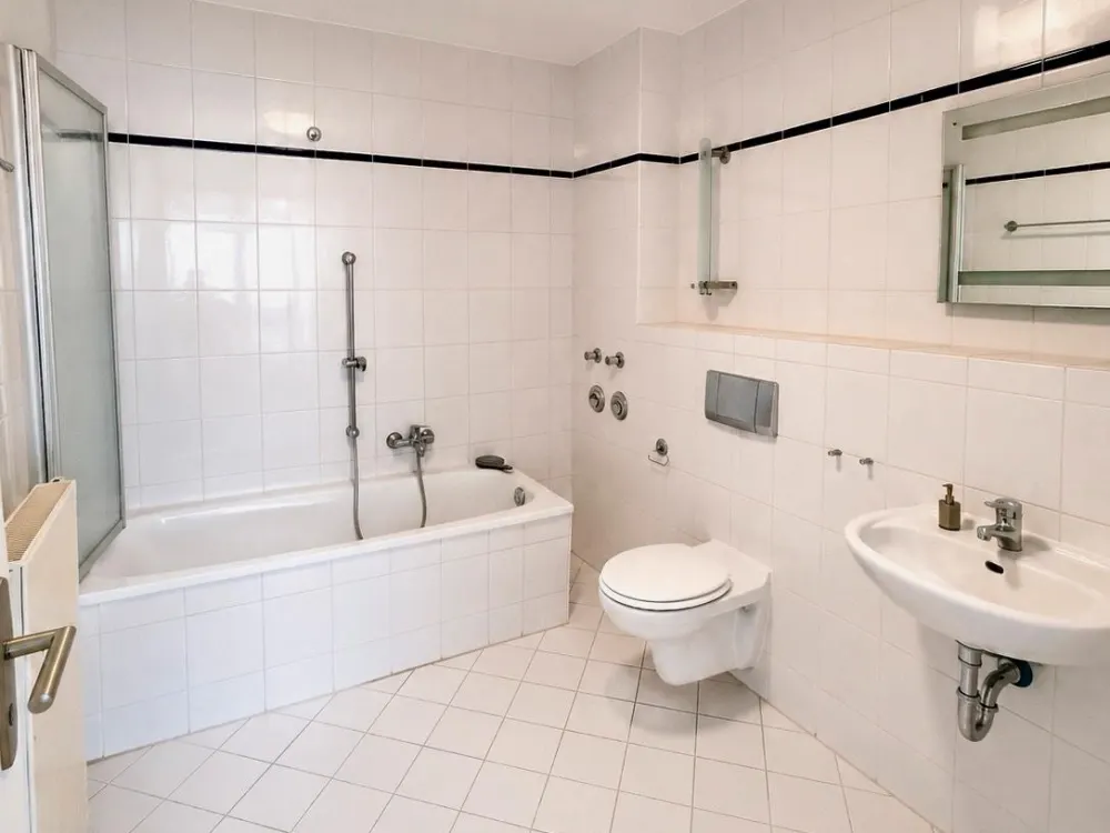 Charmante 3-Zimmer Wohnung in Villa mit parkähnlichem Garten