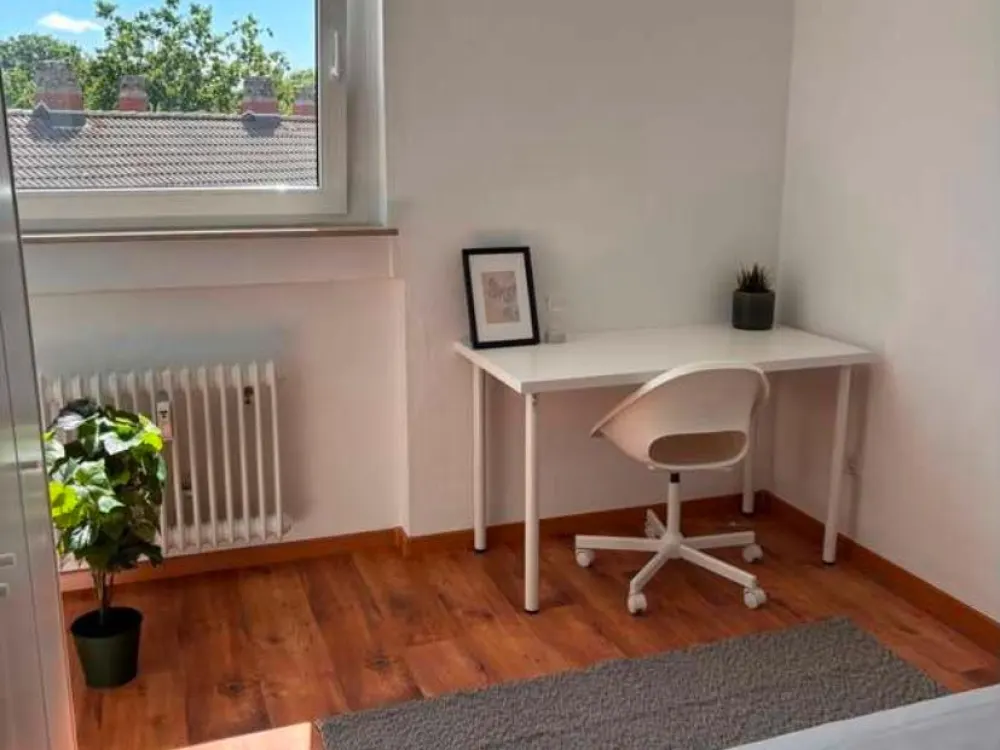 Ein freies Zimmer in moderner 4er-WG, saniert, möbliert & bezugs
