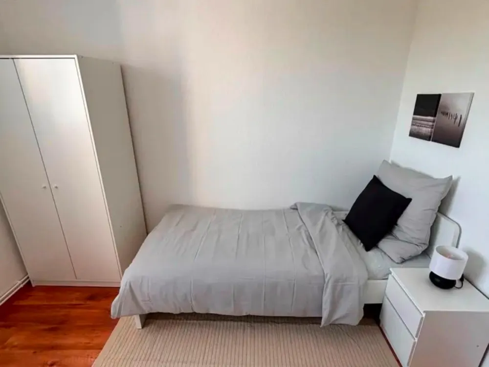 Ein freies Zimmer in moderner 4er-WG, saniert, möbliert & bezugs