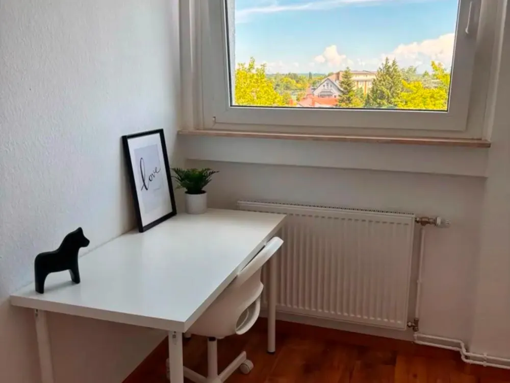 Ein freies Zimmer in moderner 4er-WG, saniert, möbliert & bezugs