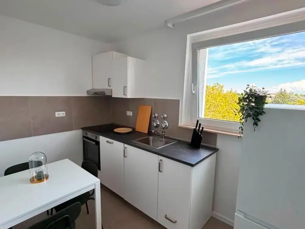 Ein freies Zimmer in moderner 4er-WG, saniert, möbliert & bezugs