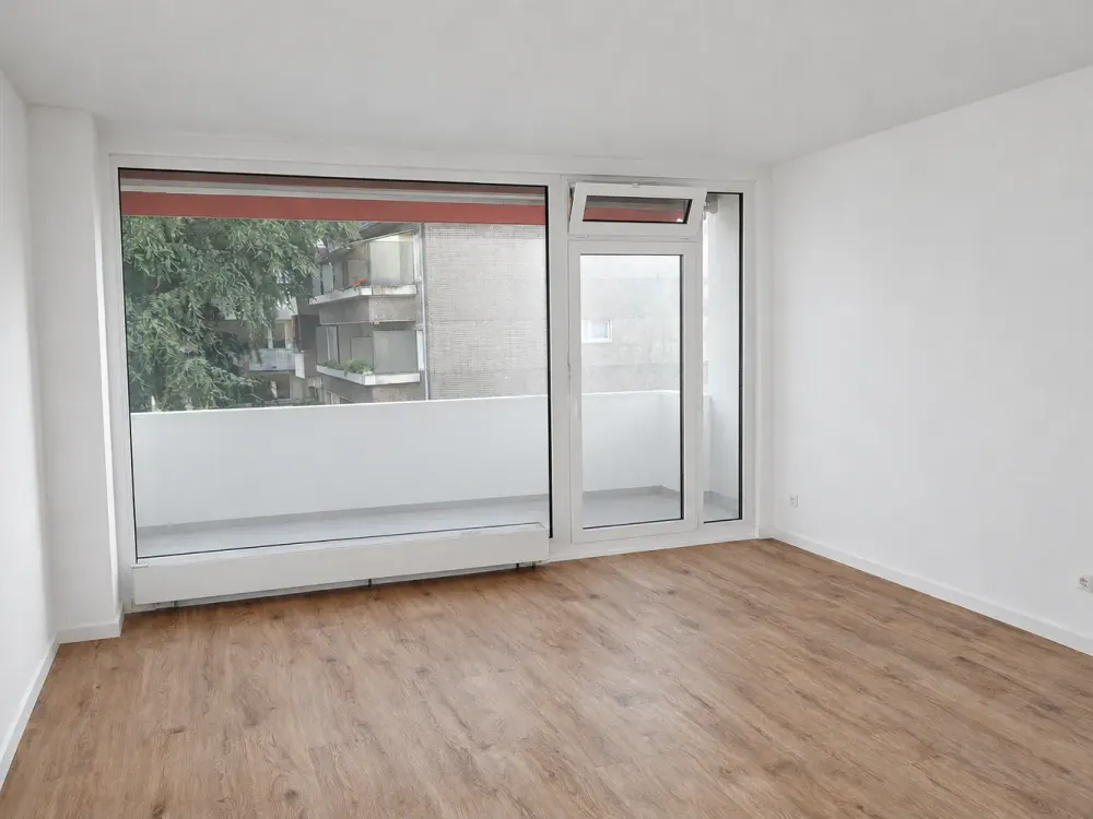Helle, frisch renovierte Wohnung im 2. OG, 2 Balkone, Aufzug, in D-Derendorf, frei ab 1.11.2026