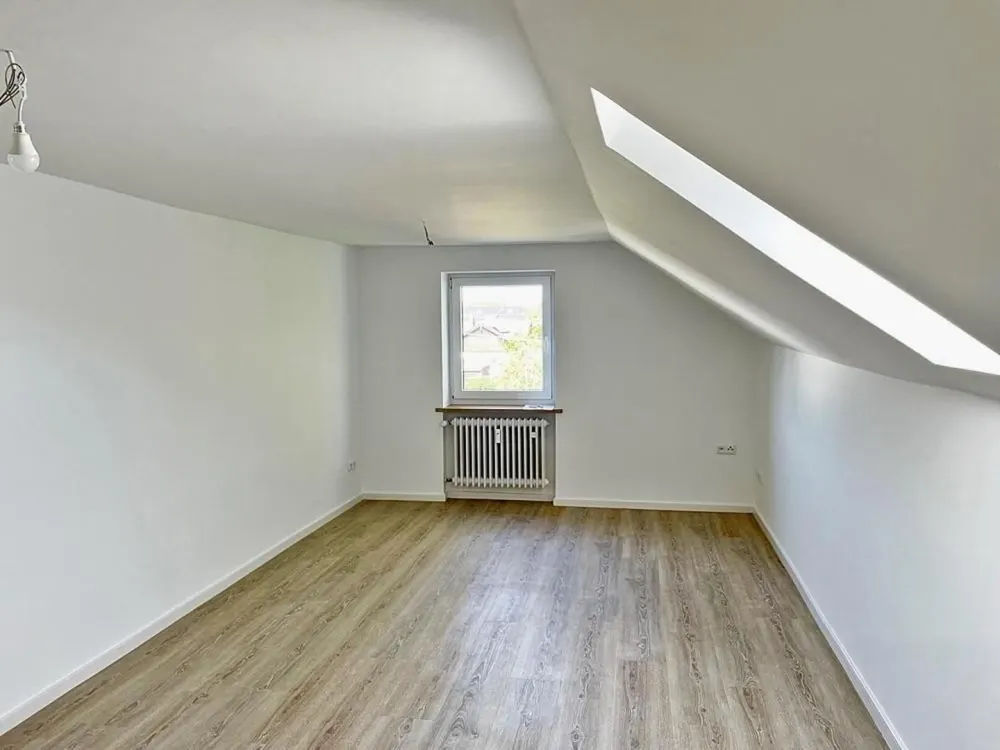 Helle 3-Zimmer-Dachgeschosswohnung in München-Allach mit Stellplatz und eigenem Gartenanteil
