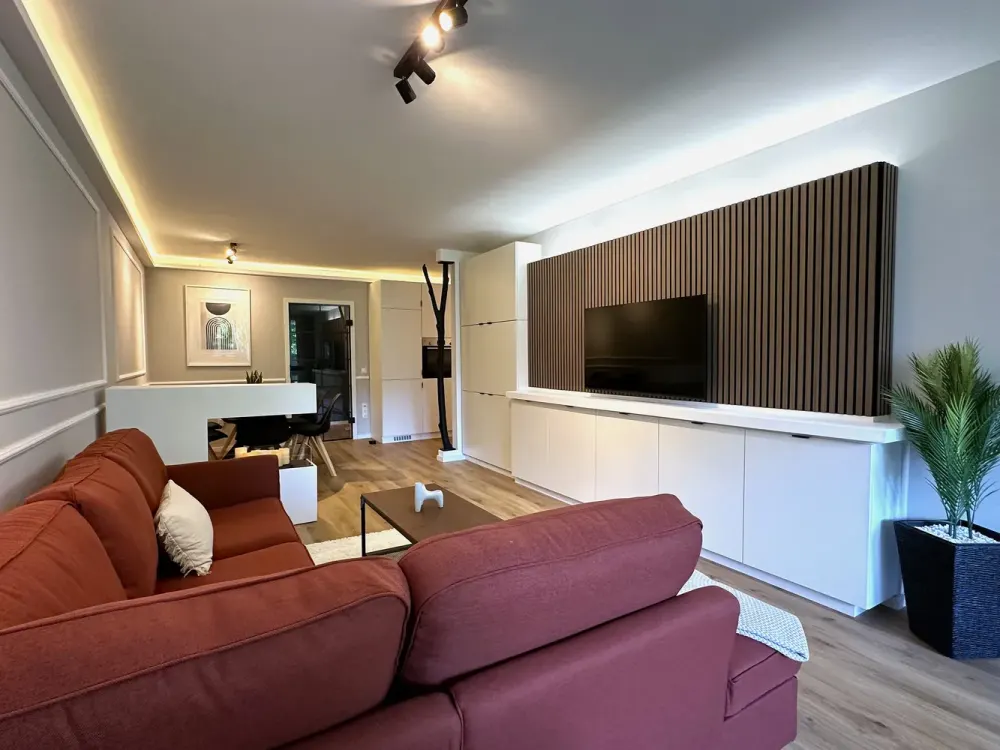 Stilvoll möblierte 2-Zimmer-Wohnung mit großem Südbalkon, Erstbezug nach Sanierung 2026