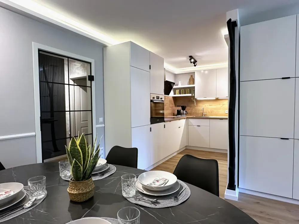 Stilvoll möblierte 2-Zimmer-Wohnung mit großem Südbalkon, Erstbezug nach Sanierung 2026