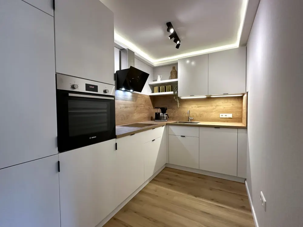 Stilvoll möblierte 2-Zimmer-Wohnung mit großem Südbalkon, Erstbezug nach Sanierung 2026