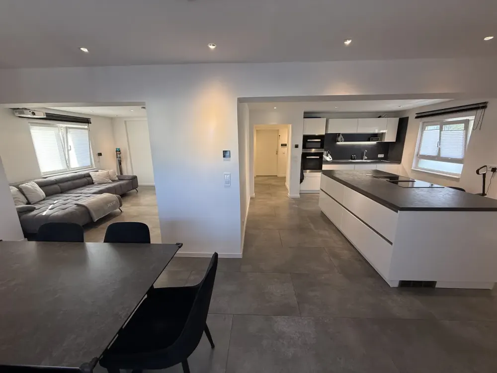 Sanierung: stilvolle 2,5 Zimmer-Wohnung im 1.OG in Rodgau (Fußbodenheizung, Klima, SCHÜLLER Küche)