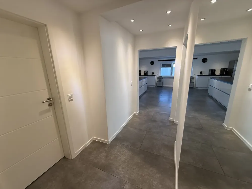 Sanierung: stilvolle 2,5 Zimmer-Wohnung im 1.OG in Rodgau (Fußbodenheizung, Klima, SCHÜLLER Küche)