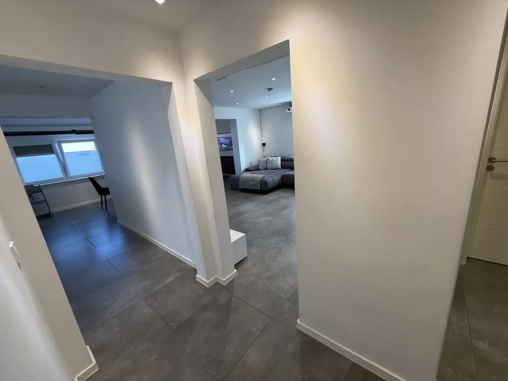 Sanierung: stilvolle 2,5 Zimmer-Wohnung im 1.OG in Rodgau (Fußbodenheizung, Klima, SCHÜLLER Küche)