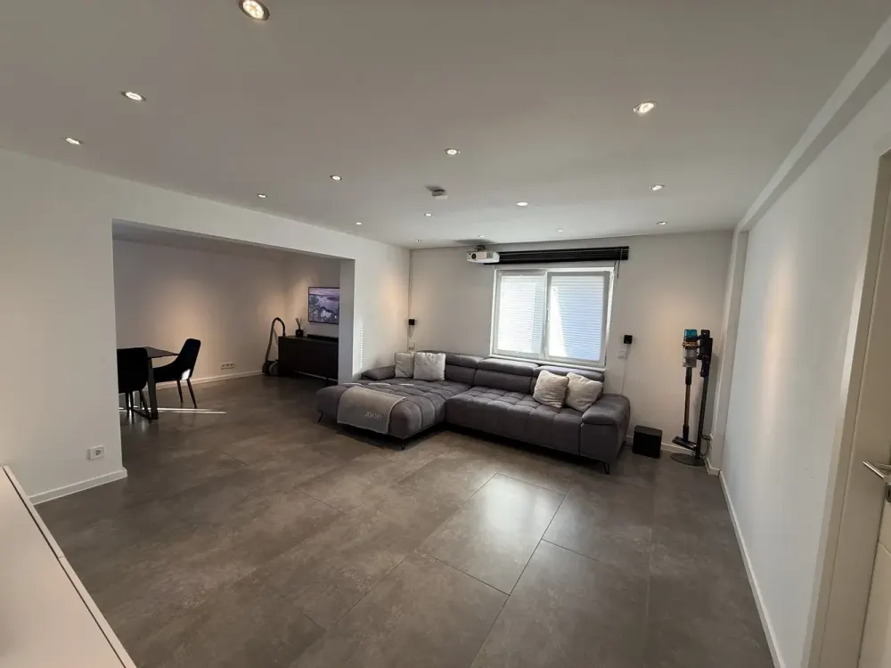 Sanierung: stilvolle 2,5 Zimmer-Wohnung im 1.OG in Rodgau (Fußbodenheizung, Klima, SCHÜLLER Küche)