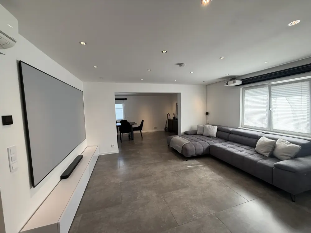 Sanierung: stilvolle 2,5 Zimmer-Wohnung im 1.OG in Rodgau (Fußbodenheizung, Klima, SCHÜLLER Küche)