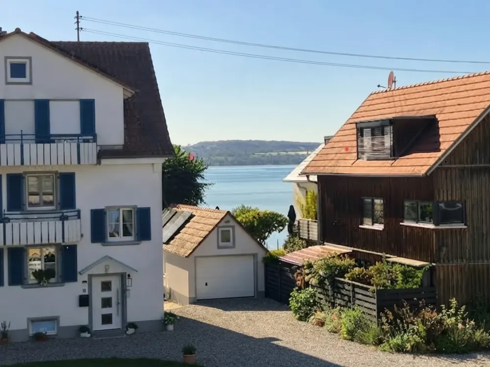 Beautiful 2.5-Room Apartment with Large South Balcony and Lake View