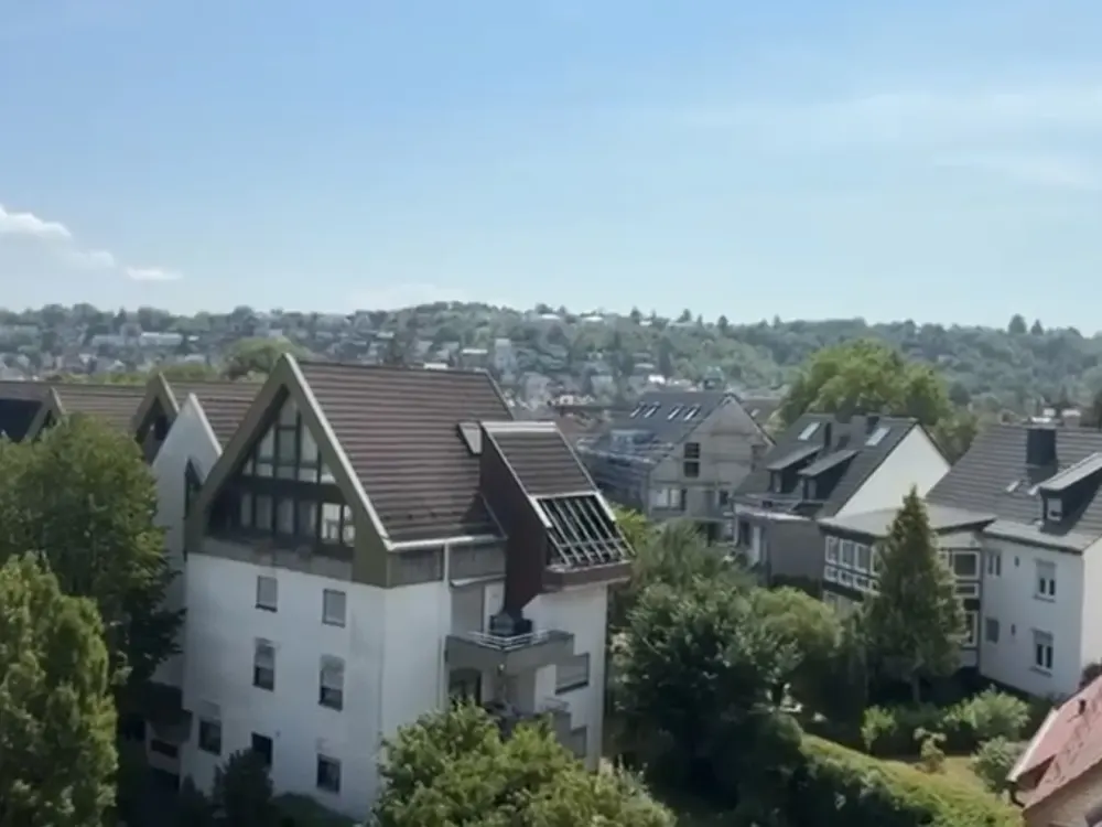 Erstbezug nach hochwertiger Renovierung, Stilvolle 4-Zimmer-Altbauwohnung mit Blick über Feuerbach