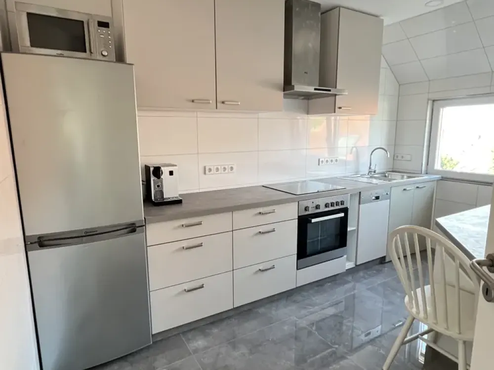 Erstbezug nach hochwertiger Renovierung, Stilvolle 4-Zimmer-Altbauwohnung mit Blick über Feuerbach