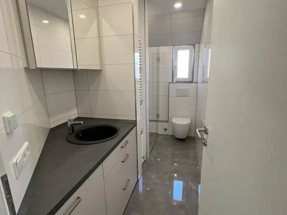 Erstbezug nach hochwertiger Renovierung, Stilvolle 4-Zimmer-Altbauwohnung mit Blick über Feuerbach