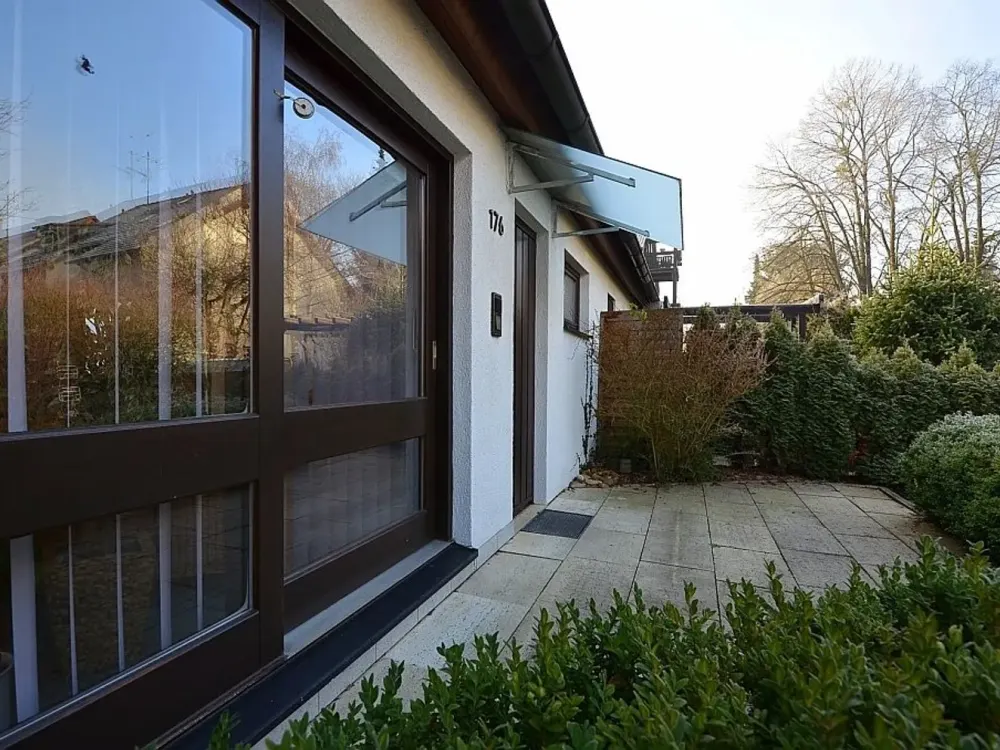 Modern möblierte 2-Zimmer-Wohnung mit Terrasse, ruhige Lage nahe Daimler AG, Kelley Barracks & Uni