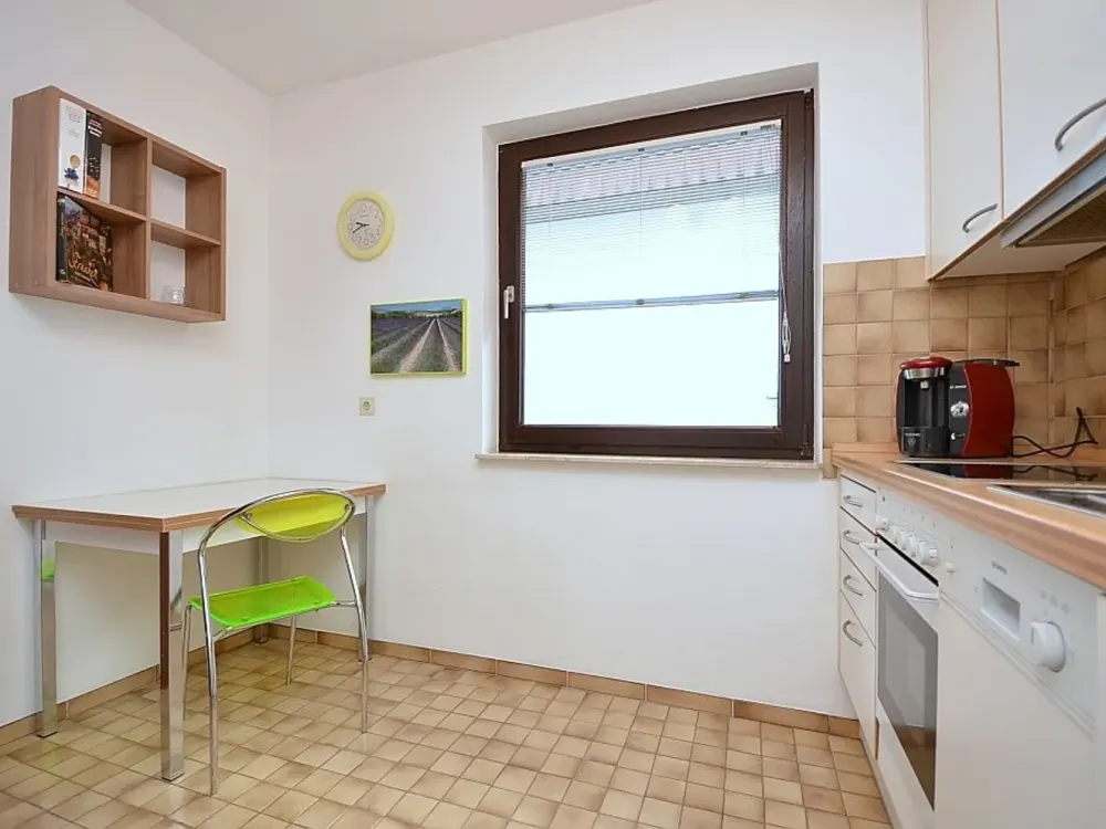 Modern möblierte 2-Zimmer-Wohnung mit Terrasse, ruhige Lage nahe Daimler AG, Kelley Barracks & Uni