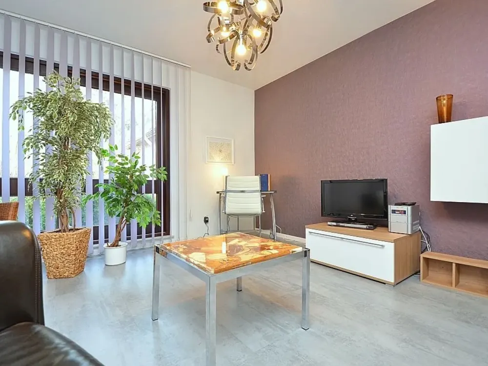 Modern möblierte 2-Zimmer-Wohnung mit Terrasse, ruhige Lage nahe Daimler AG, Kelley Barracks & Uni