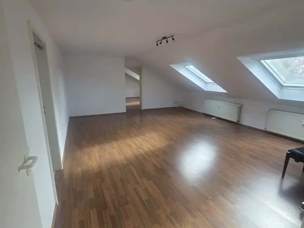 Wohnen mit Charakter: Drei Zimmer im Dachgeschoss in Düsseldorf-Wersten