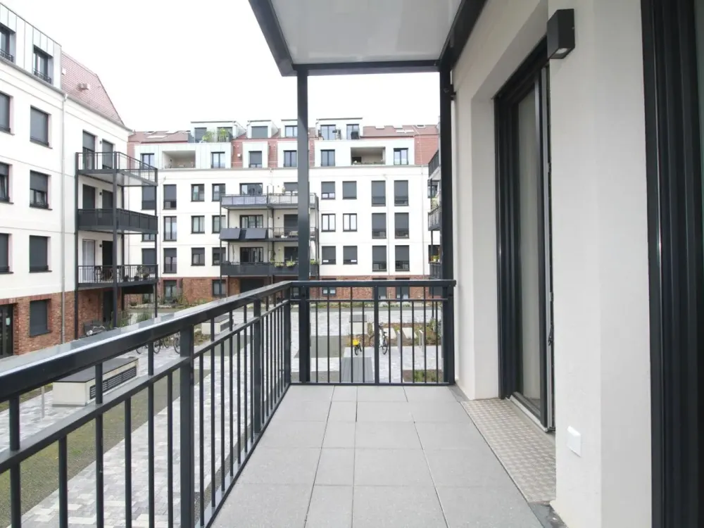 Bright 2 Rooms with Fitted Kitchen and Bathtub in a Quiet Side Street