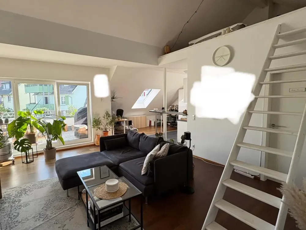 Außergewöhnliche, helle 2,5-Zimmer-DG-Wohnung mit BalkonAufzug und Einbauküche in Stuttgart